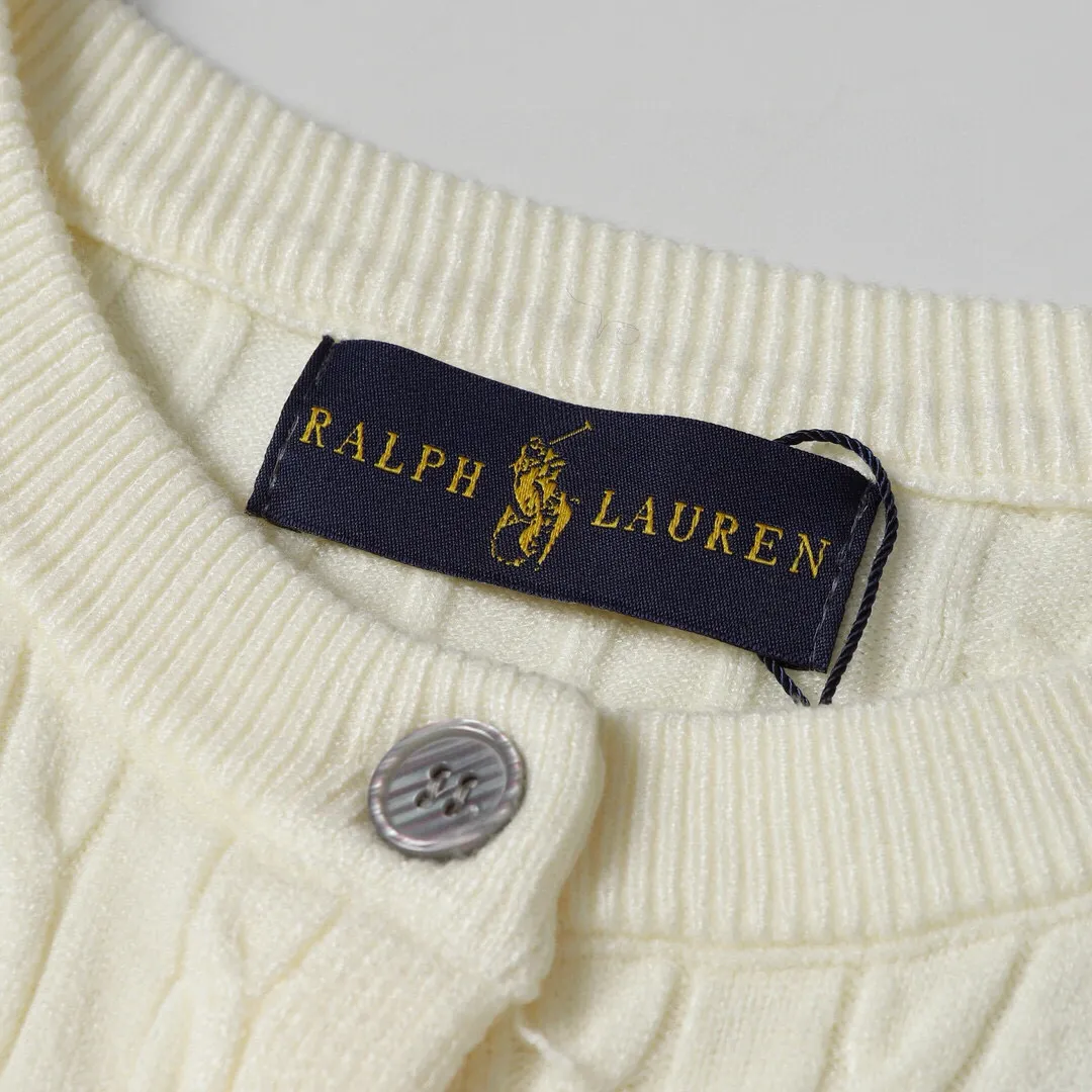 P166 Style No.: 602 -Ralph Lauren RL cardigan with classic war horse logo embroidery on the chest, long-sleeved sweater sweater jacket -The item is made of custom-dyed and custom-spun yarn, purchased from the original version. A full set of customized accessories. Details determine success or failure. Heavy new autumn and winter style. The weight of the item is as high as 800 grams. It is soft and delicate and does not tie the body. The upper body effect is very nice. Loose fit. Women's style. -Color: black, off-white, milk tea, light gray, dark gray. Navy blue red khaki red - Size: S / M / L S size 80-100 catties M size 100-120 catties Large size 120-135 catties